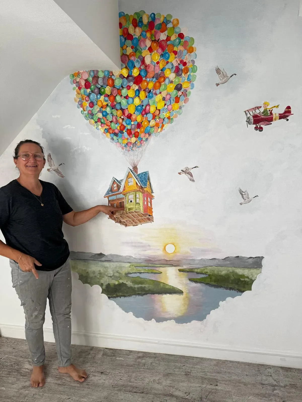 Sylvie devant sa fresque Là-haut terminée